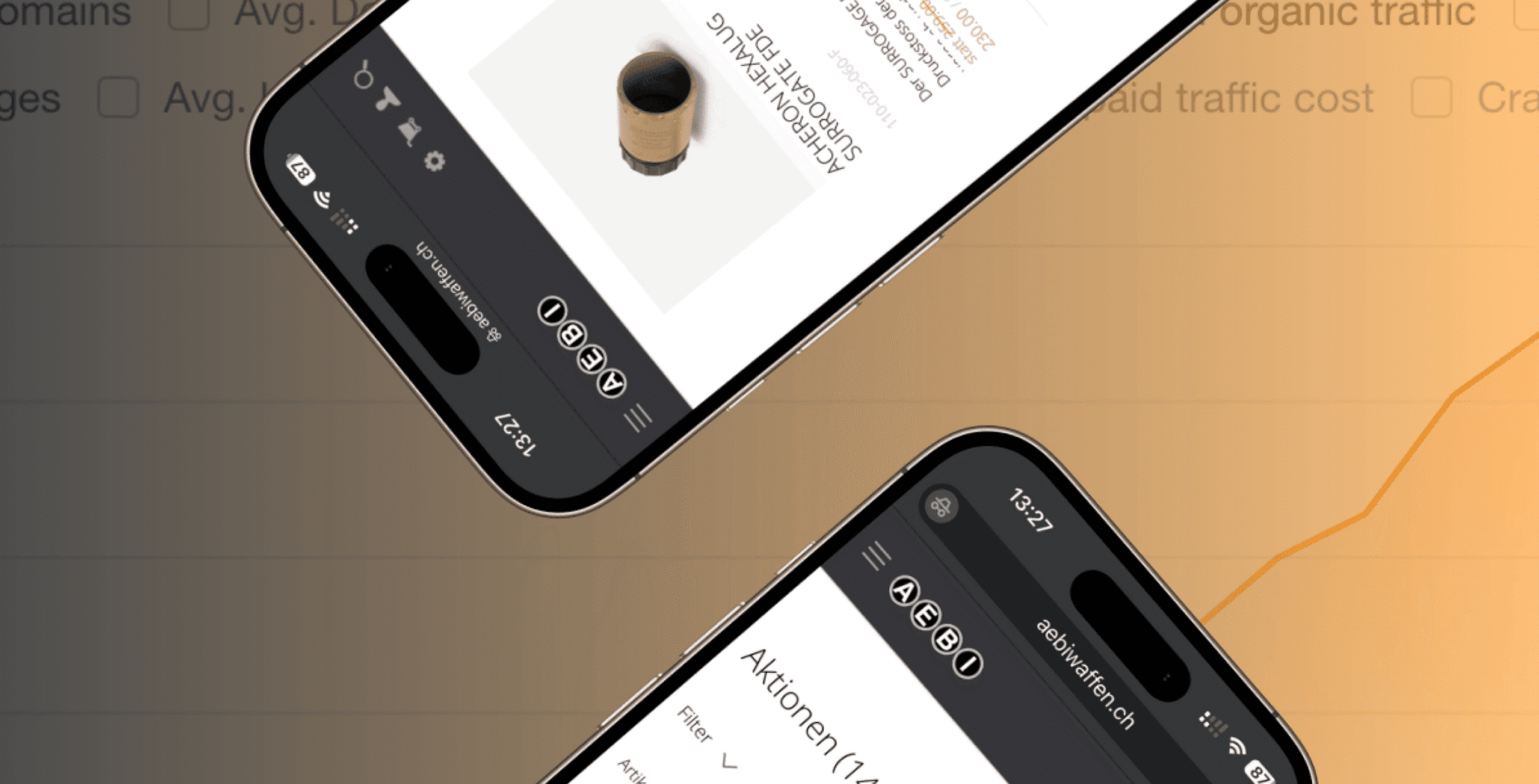 Vor einem orangefarbenen Hintergrund mit Farbverlauf und schwachen Liniendiagrammelementen sind zwei Smartphones zu sehen, auf denen eine Website auf Deutsch angezeigt wird.