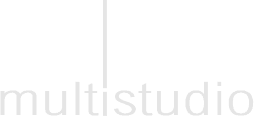 Ein schwarzer Hintergrund mit dem Wort „Multistudio“ in weißen Kleinbuchstaben unter zwei grauen Rechtecken, die durch eine dünne vertikale weiße Linie getrennt sind.